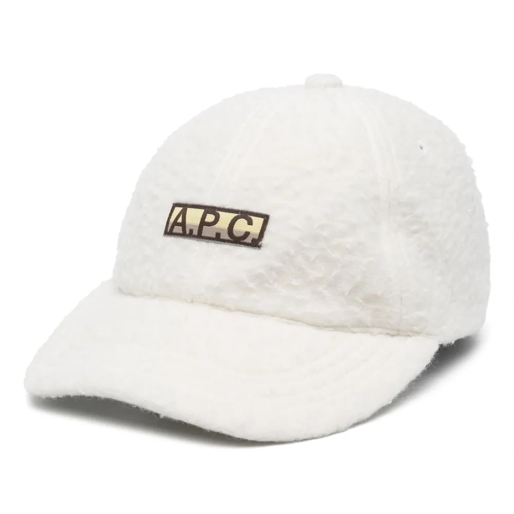 Кепка с нашивкой-логотипом