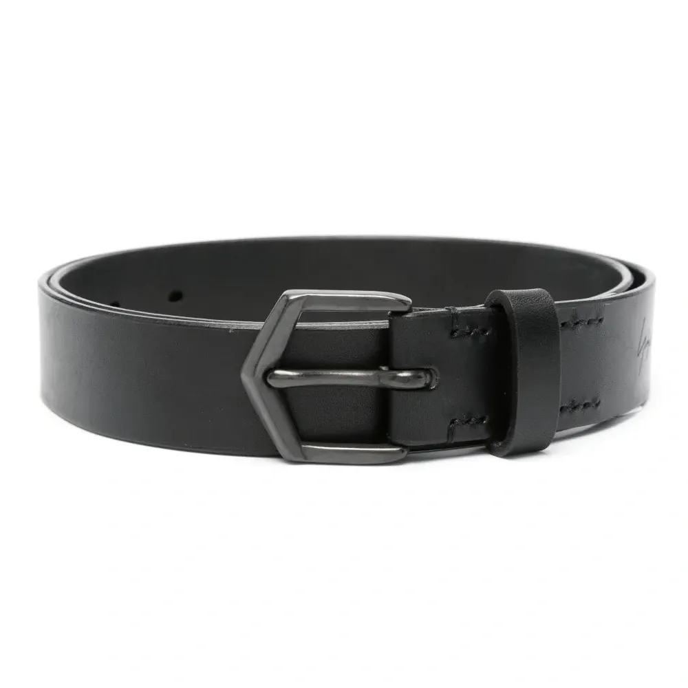 Ремень с тисненым логотипом