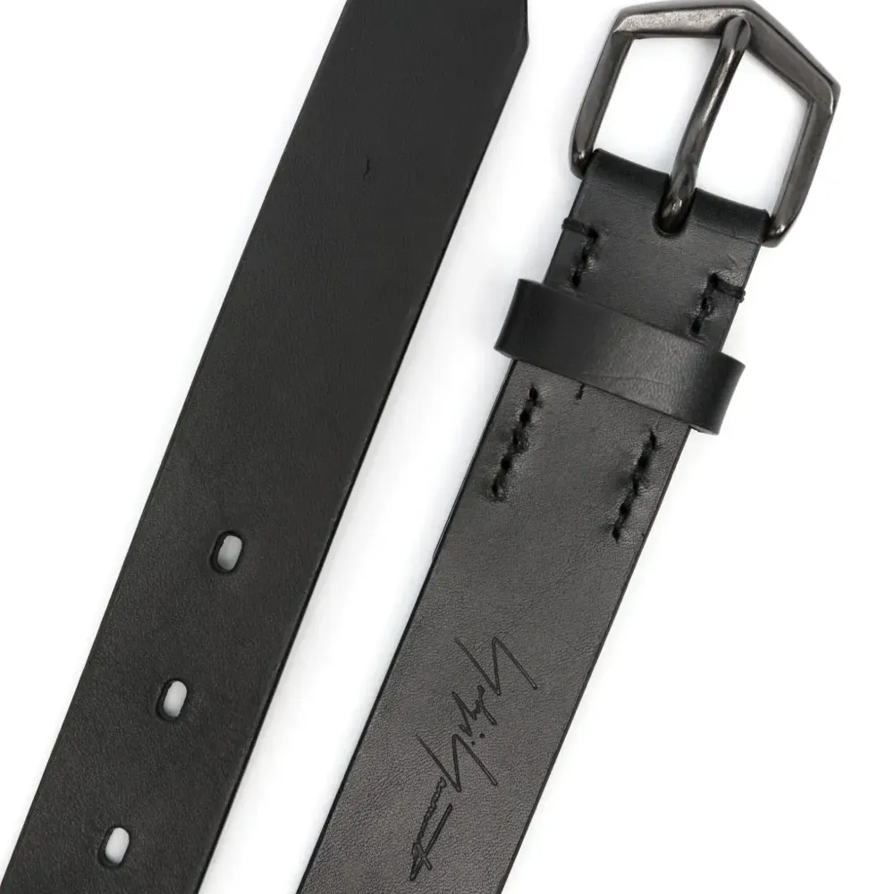 Ремень с тисненым логотипом