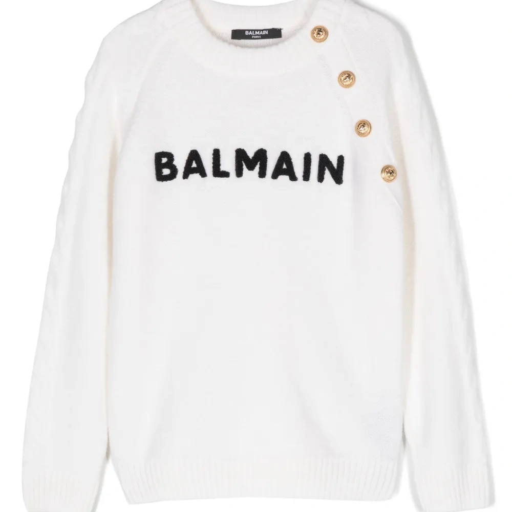 Свитер с вышитым логотипом