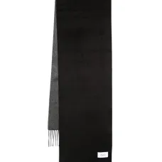 Шарф с нашивкой-логотипом