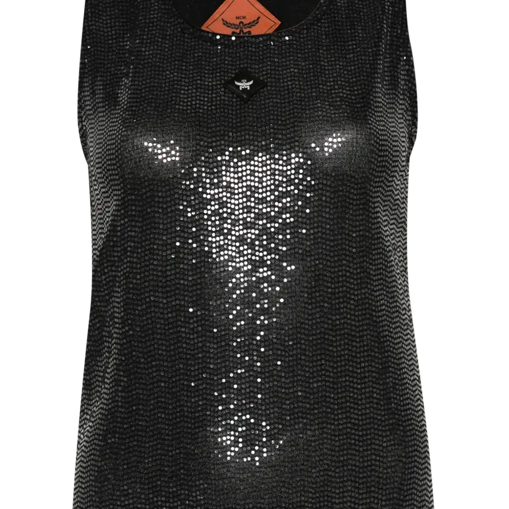 Топ с нашивкой-логотипом