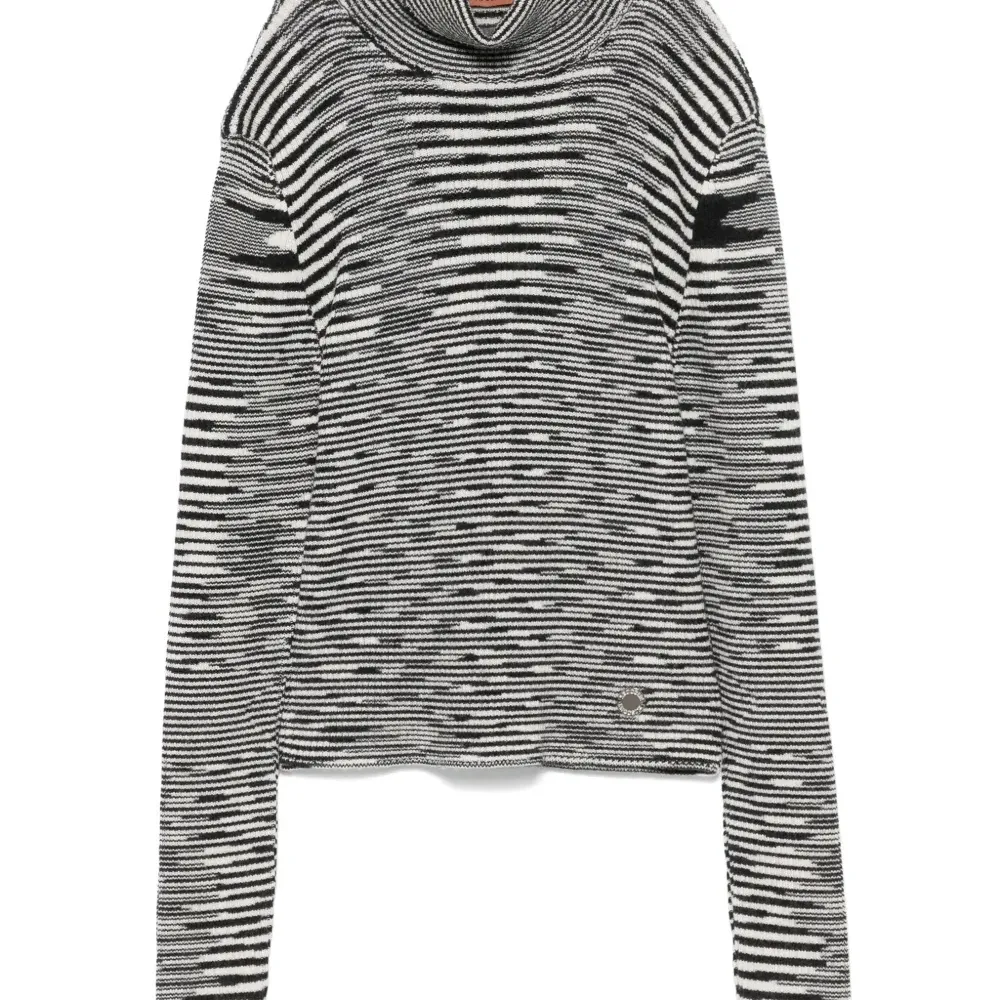 Свитер в полоску