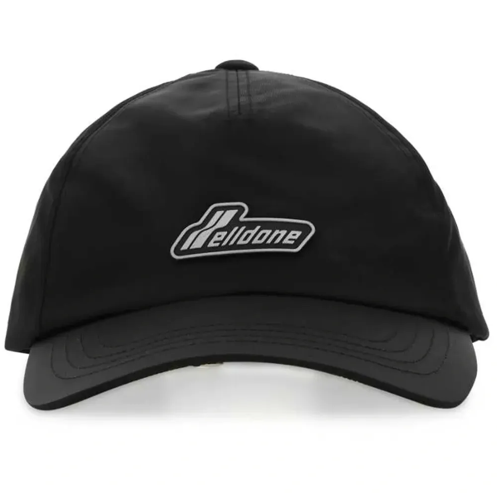 Бейсболка с вышитым логотипом Бейсболка с вышитым логотипом