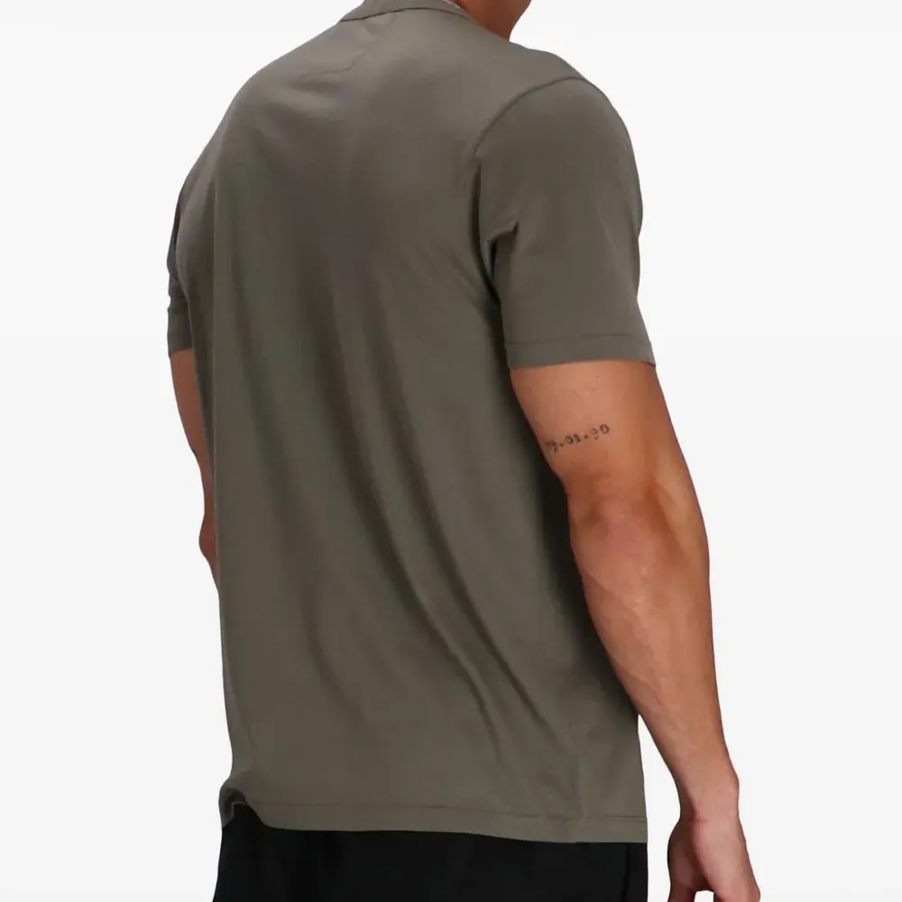 Футболка с нашивкой-логотипом