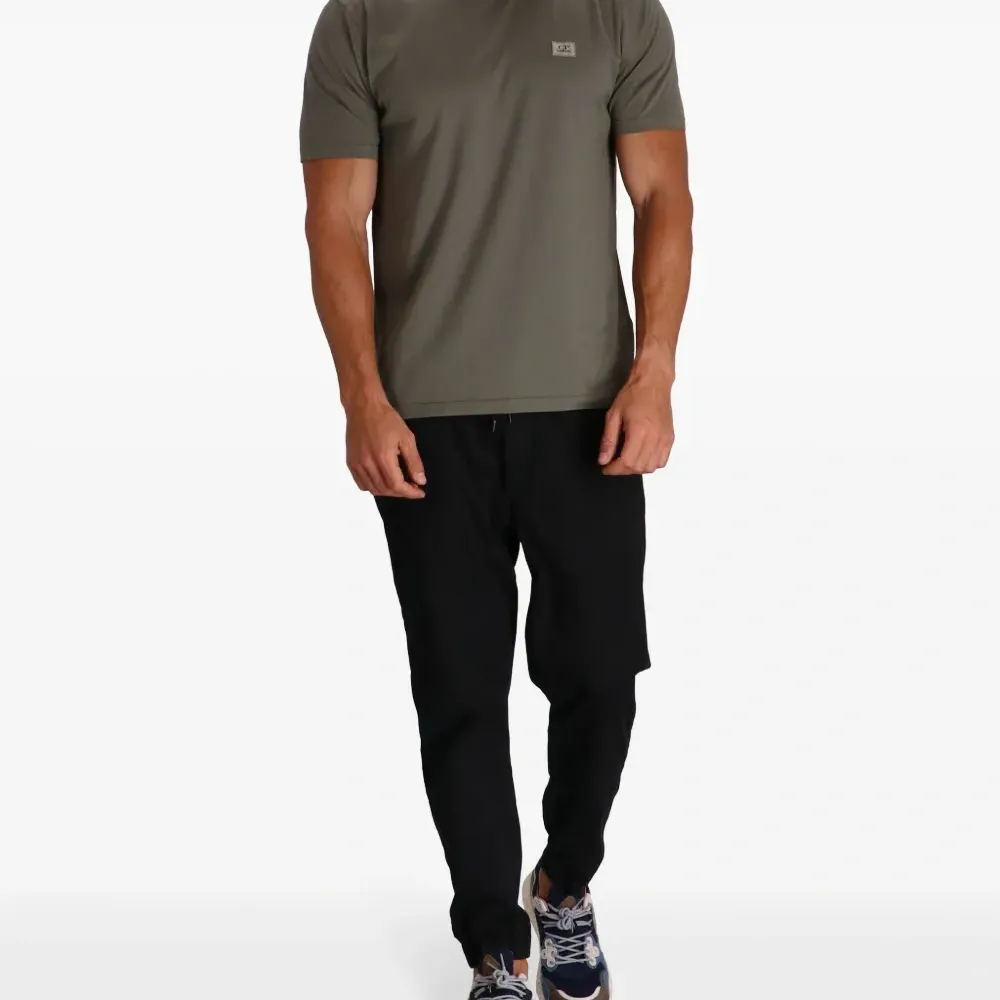 Футболка с нашивкой-логотипом