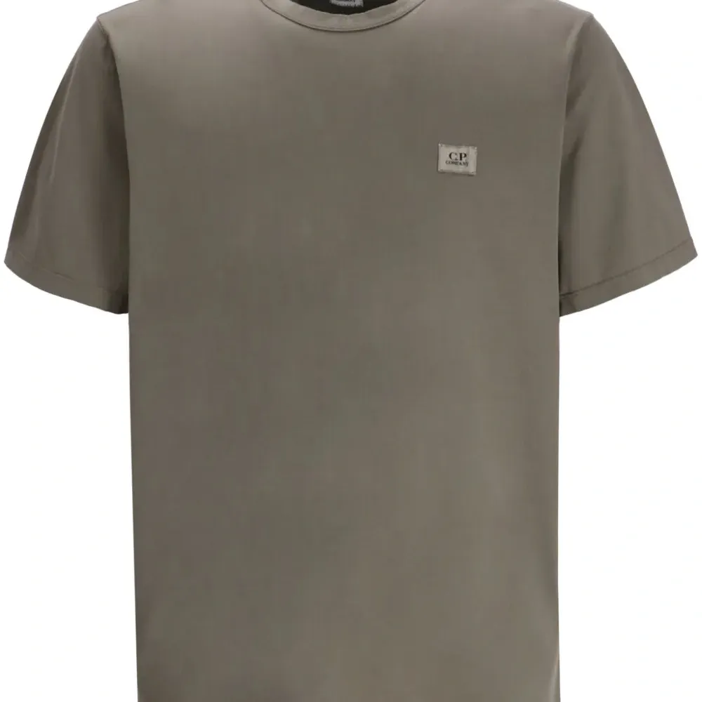 Футболка с нашивкой-логотипом