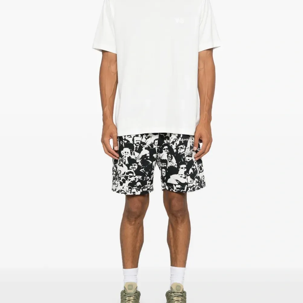 Футболка с логотипом