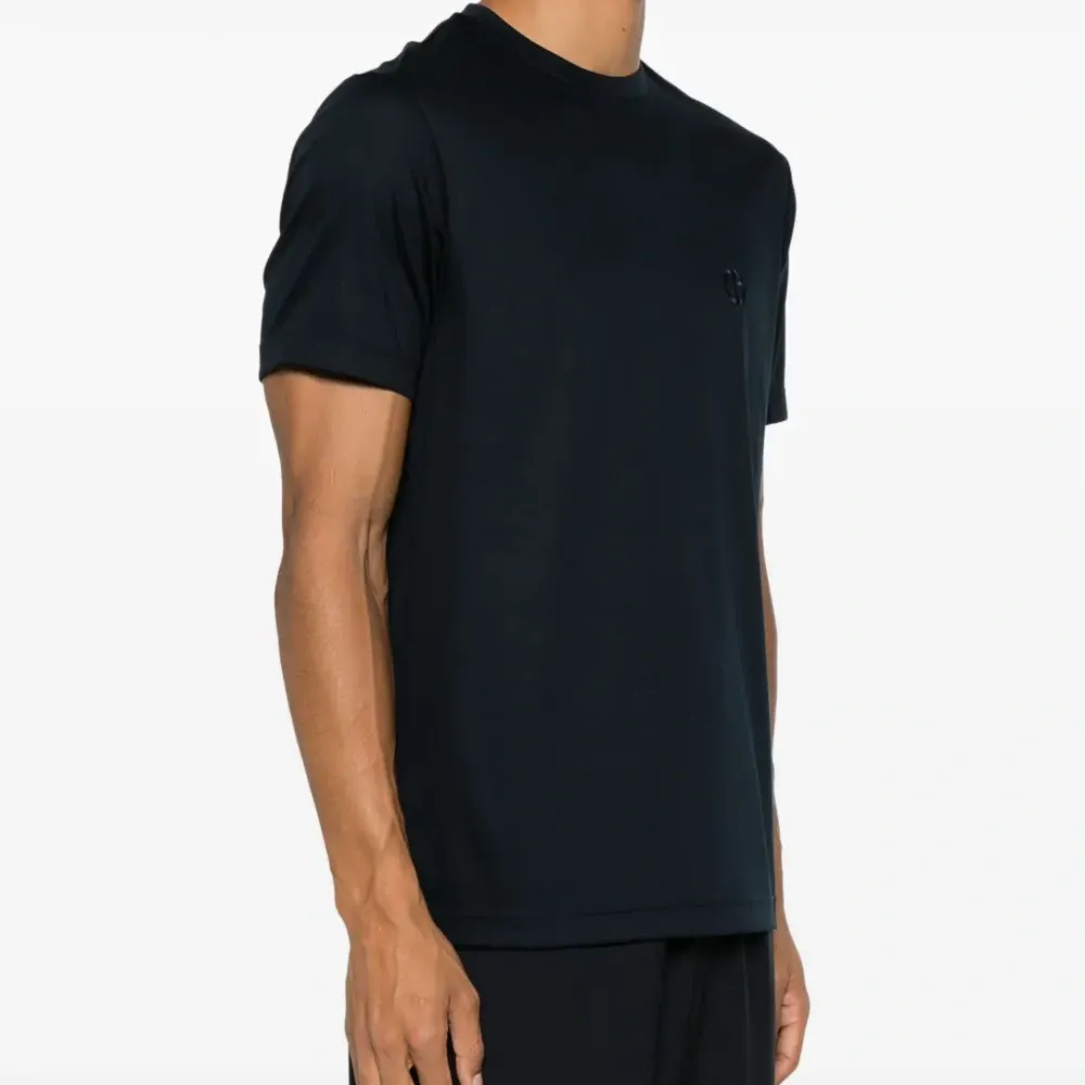 Футболка с вышитым логотипом