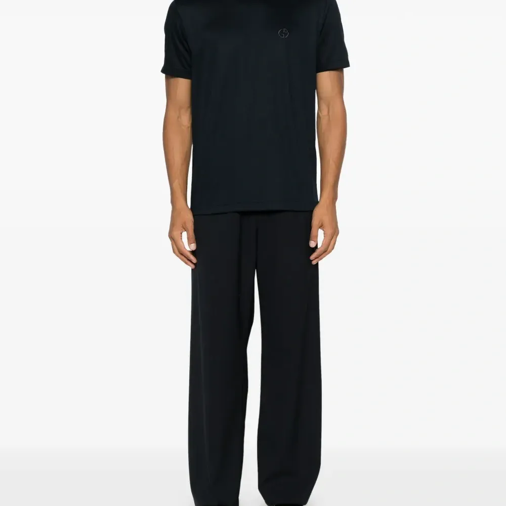 Футболка с вышитым логотипом