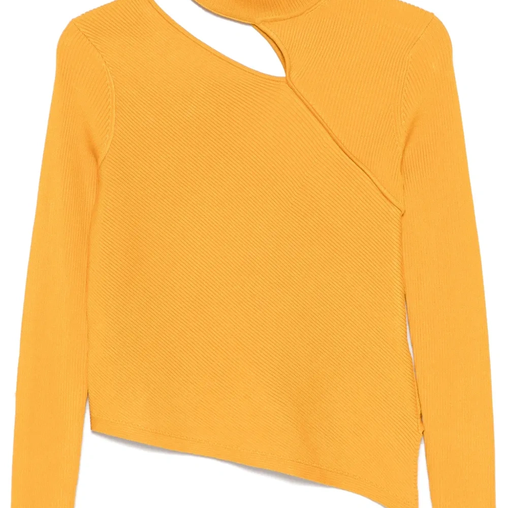 Свитер в рубчик с вырезом