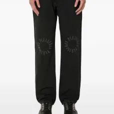 Джинсы с принтом-логотипом и карманами