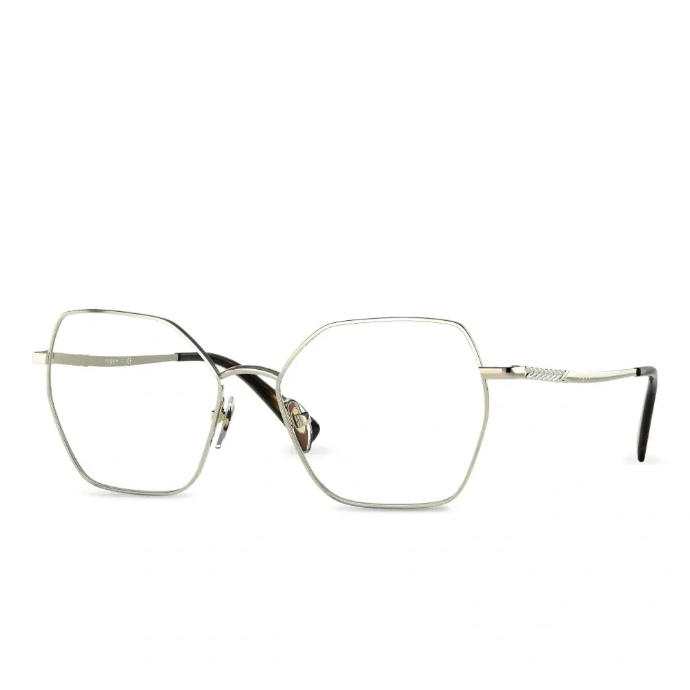 Очки в геометричной оправе