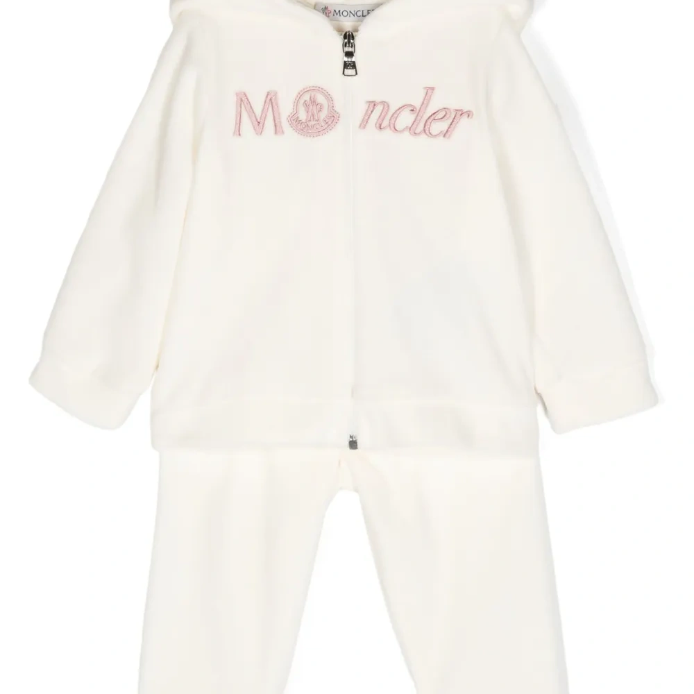 Спортивный костюм с вышитым логотипом