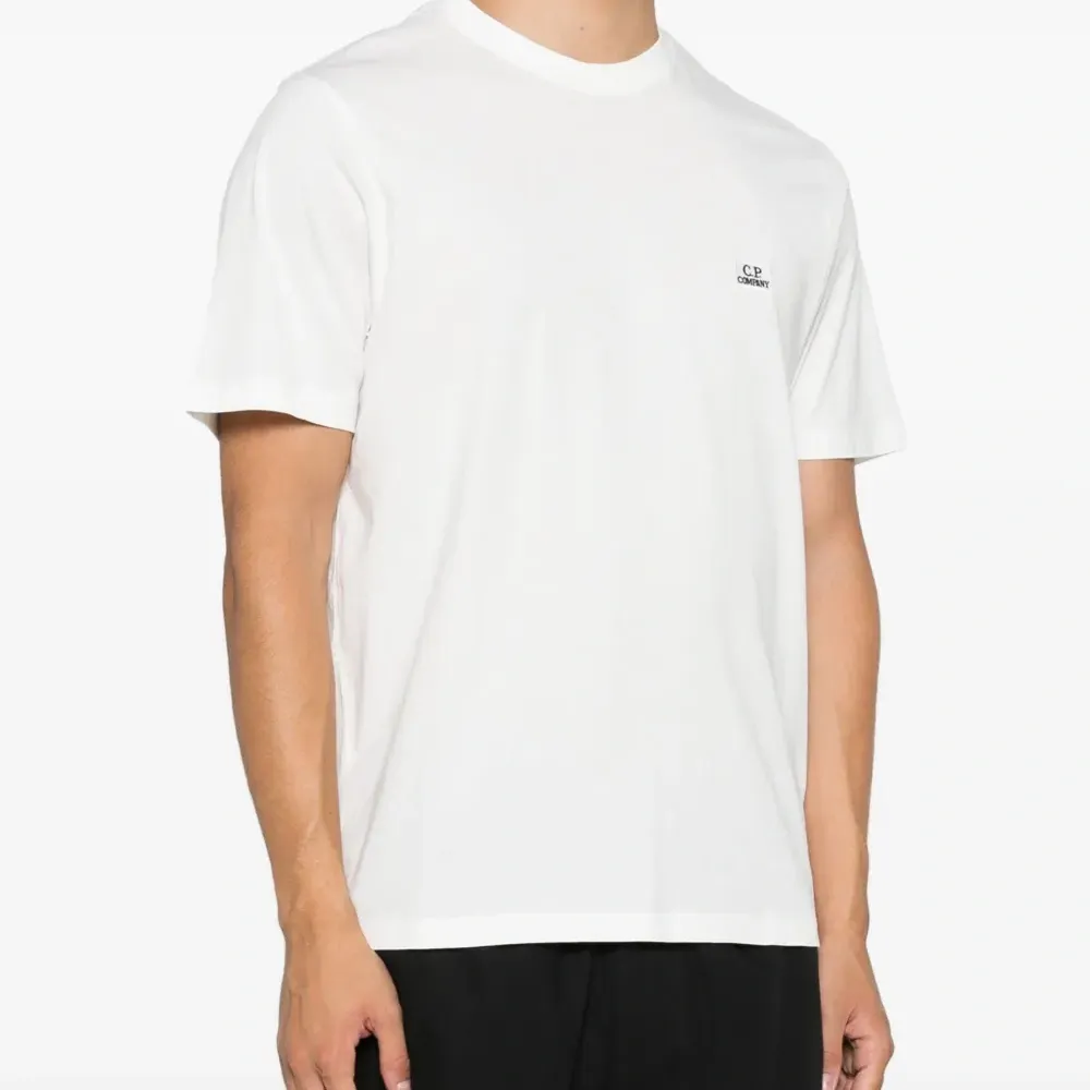 Футболка с вышитым логотипом