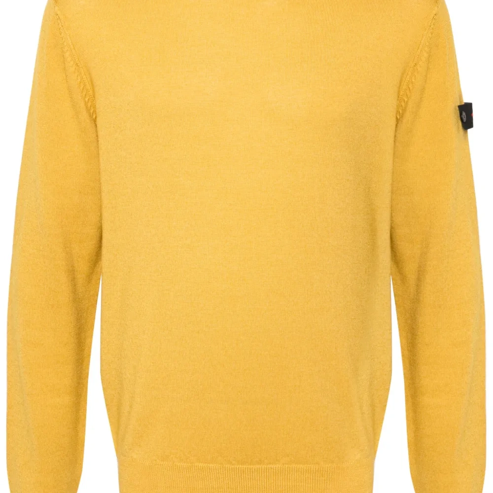 Свитер с нашивкой-логотипом