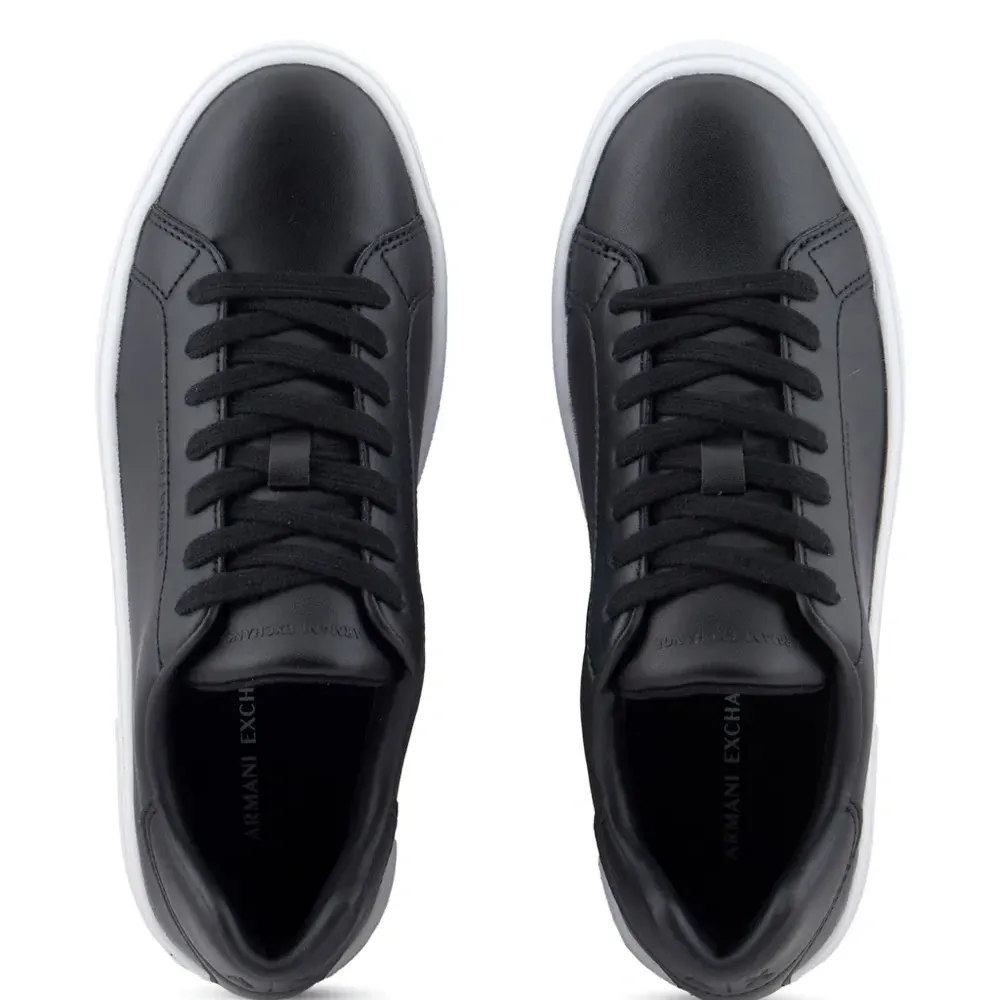 Кроссовки с логотипом