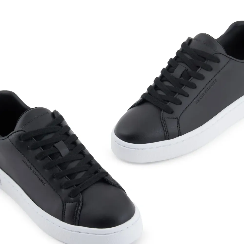 Кроссовки с логотипом