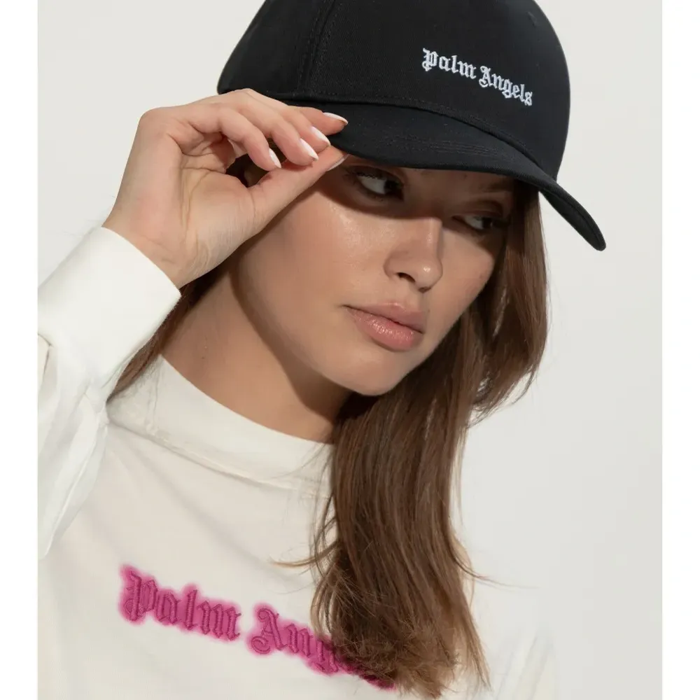 Бейсболка с вышитым логотипом