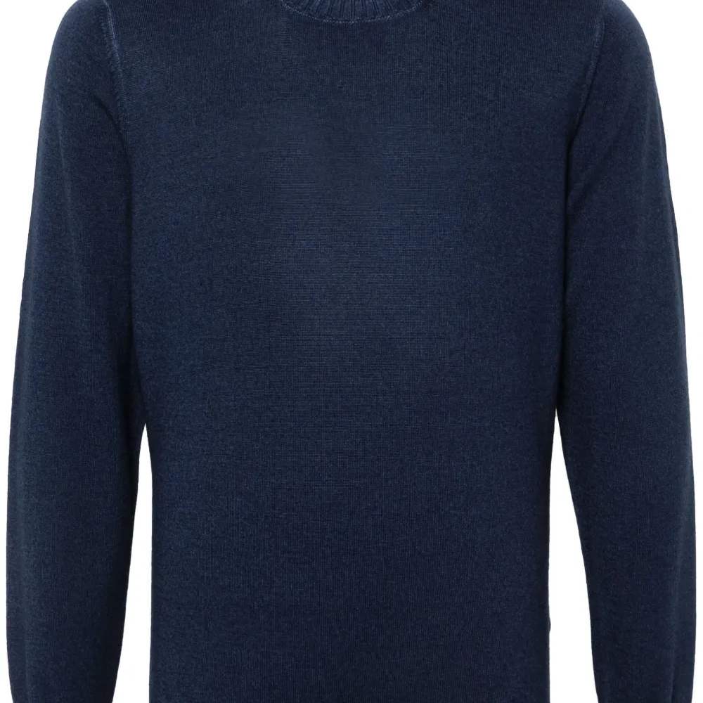 Свитер с вышитым логотипом