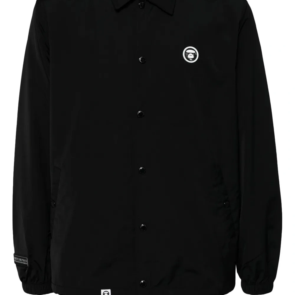 Куртка с нашивкой-логотипом