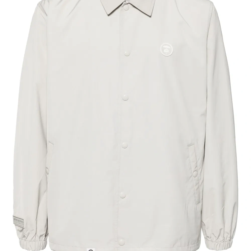 Куртка с нашивкой-логотипом