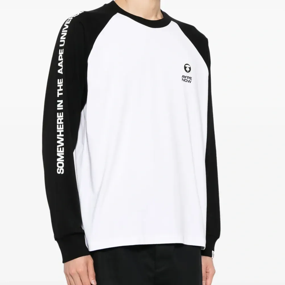 футболка с рукавами реглан и логотипом