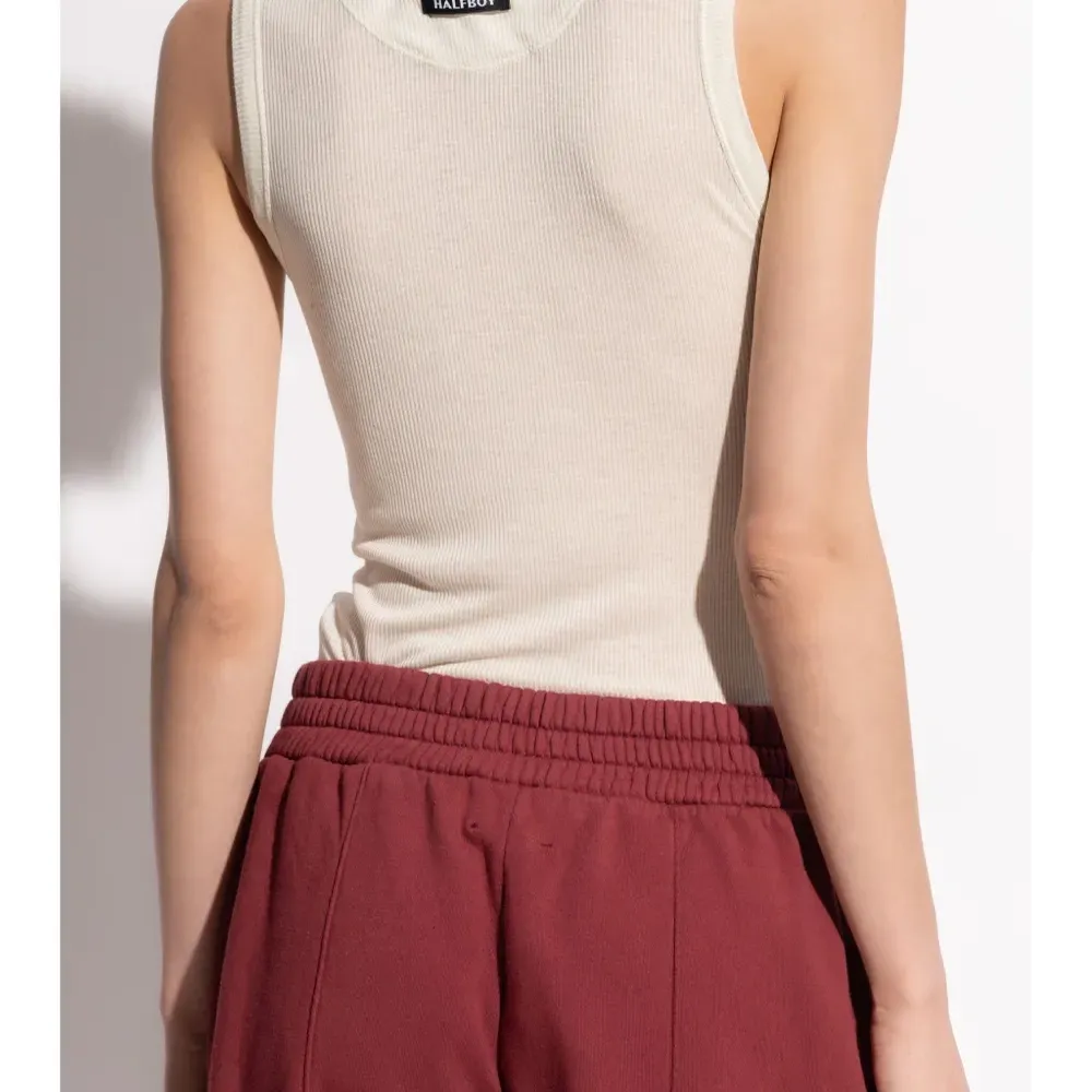 Топ с нашивкой-логотипом