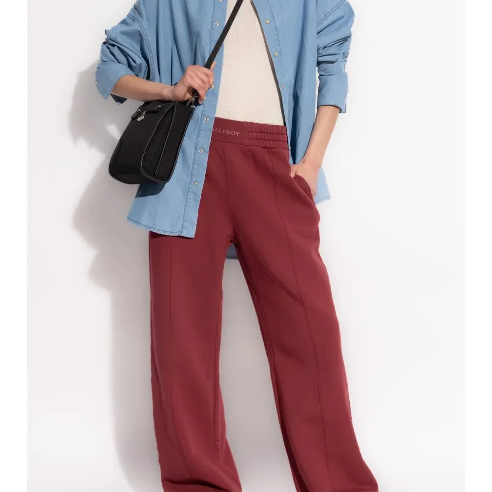 Топ с нашивкой-логотипом