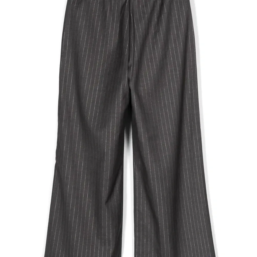 Брюки в тонкую полоску Брюки в тонкую полоску