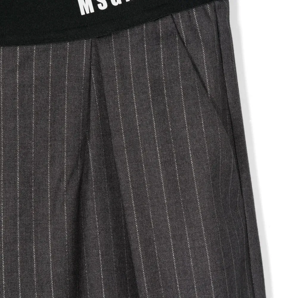 Брюки в тонкую полоску Брюки в тонкую полоску