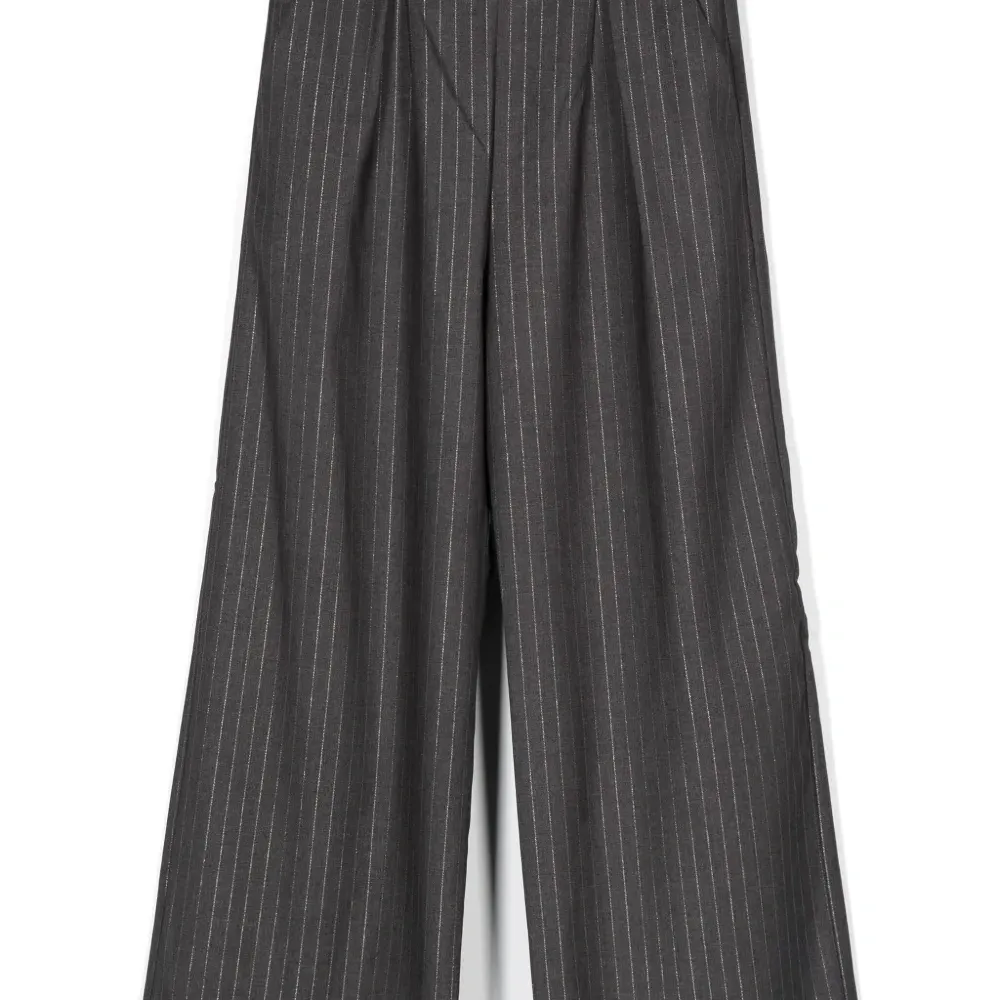 Брюки в тонкую полоску Брюки в тонкую полоску