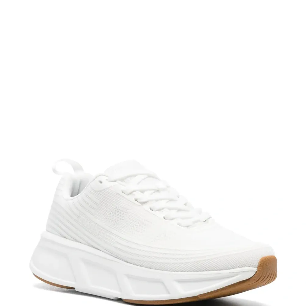 Кроссовки с логотипом из коллаборации с Fessura