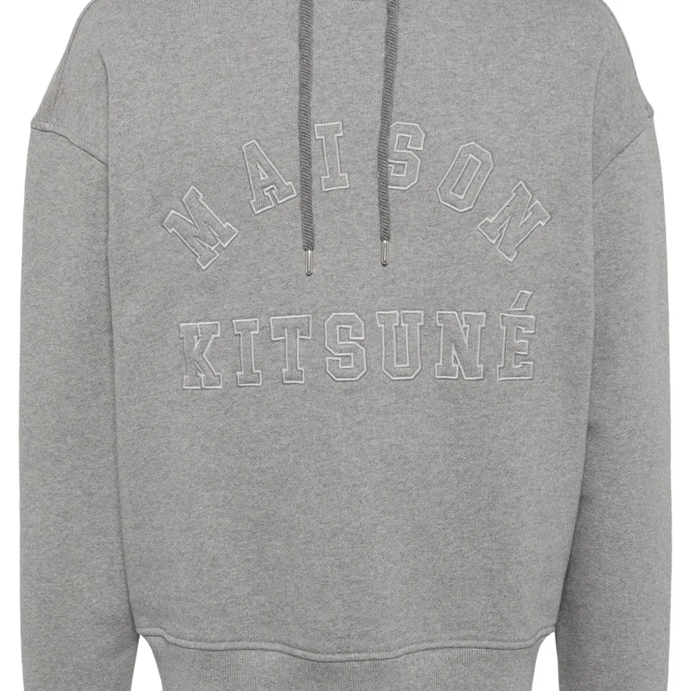 Худи с вышитым логотипом