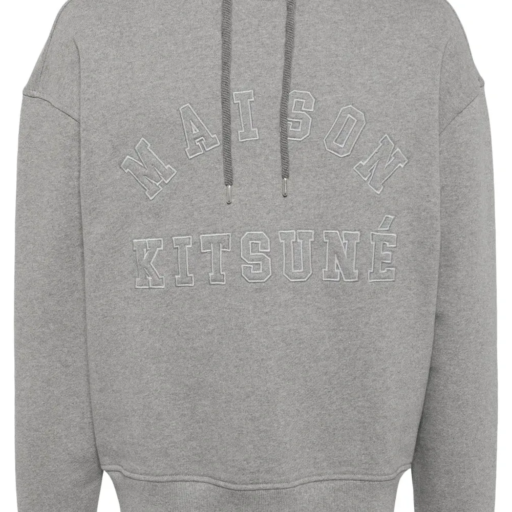 Худи с вышитым логотипом