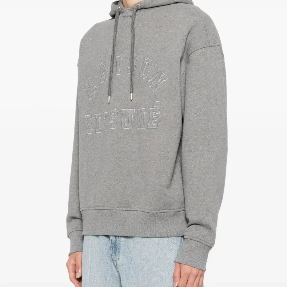 Худи с вышитым логотипом