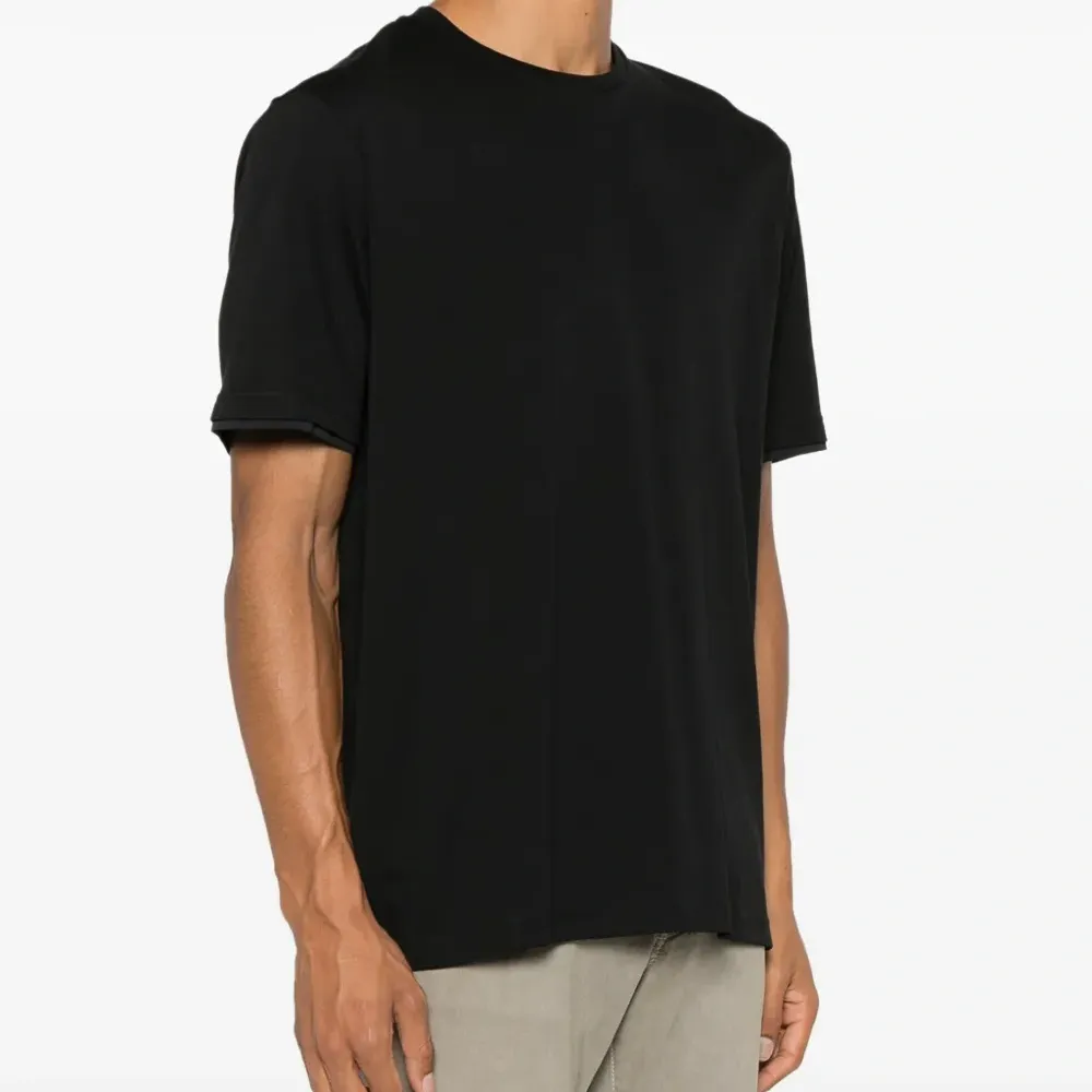 Футболка с логотипом