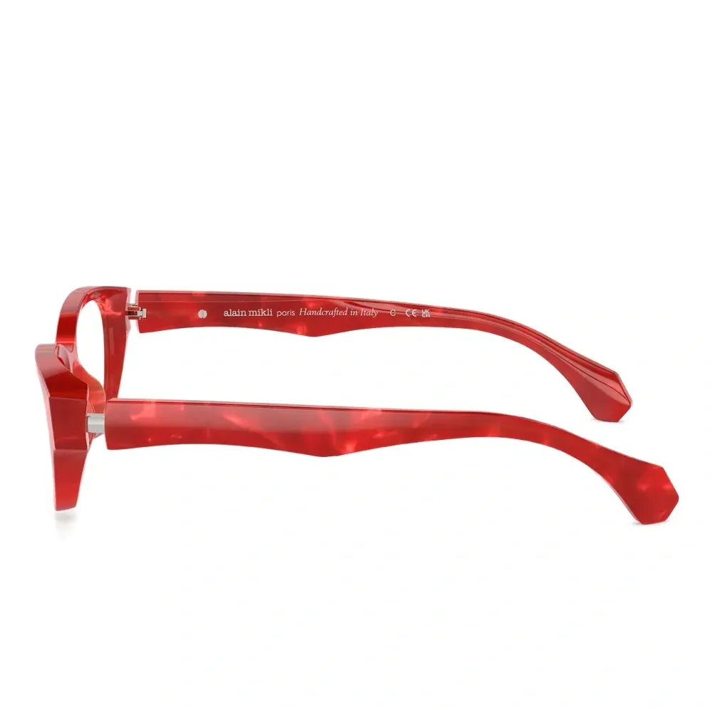 Очки в геометричной оправе