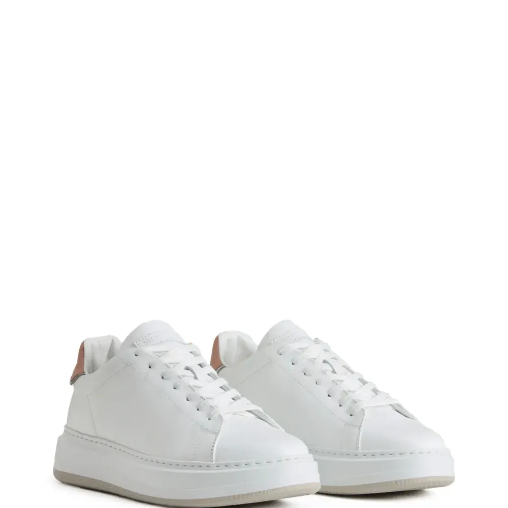 Кожаные кроссовки