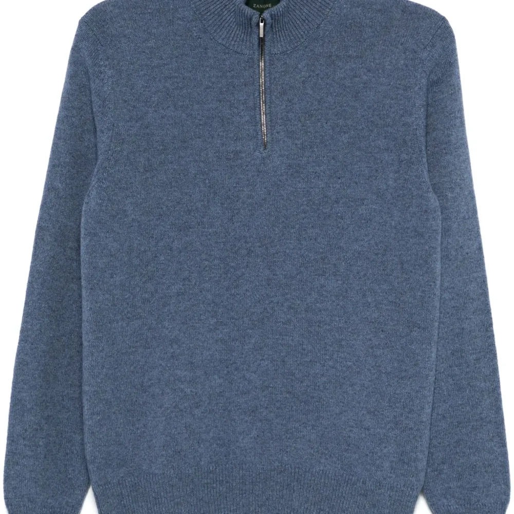 Свитер с высоким воротником