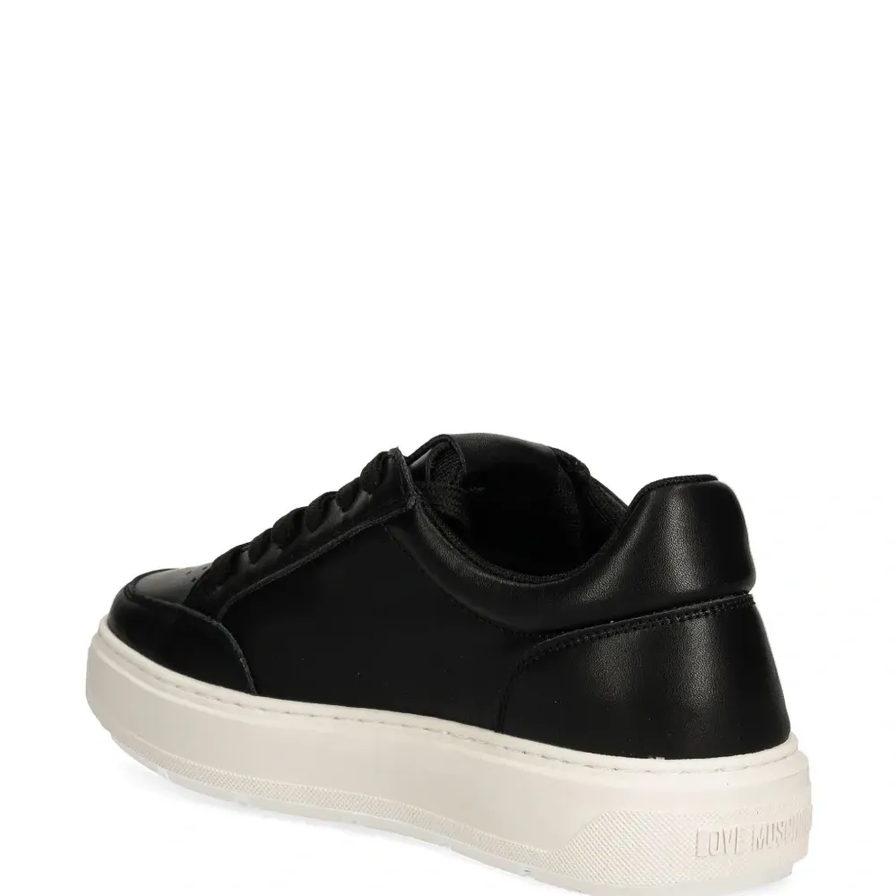 Кроссовки с логотипом