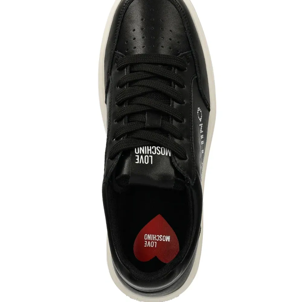 Кроссовки с логотипом