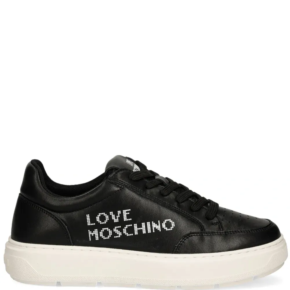 Кроссовки с логотипом