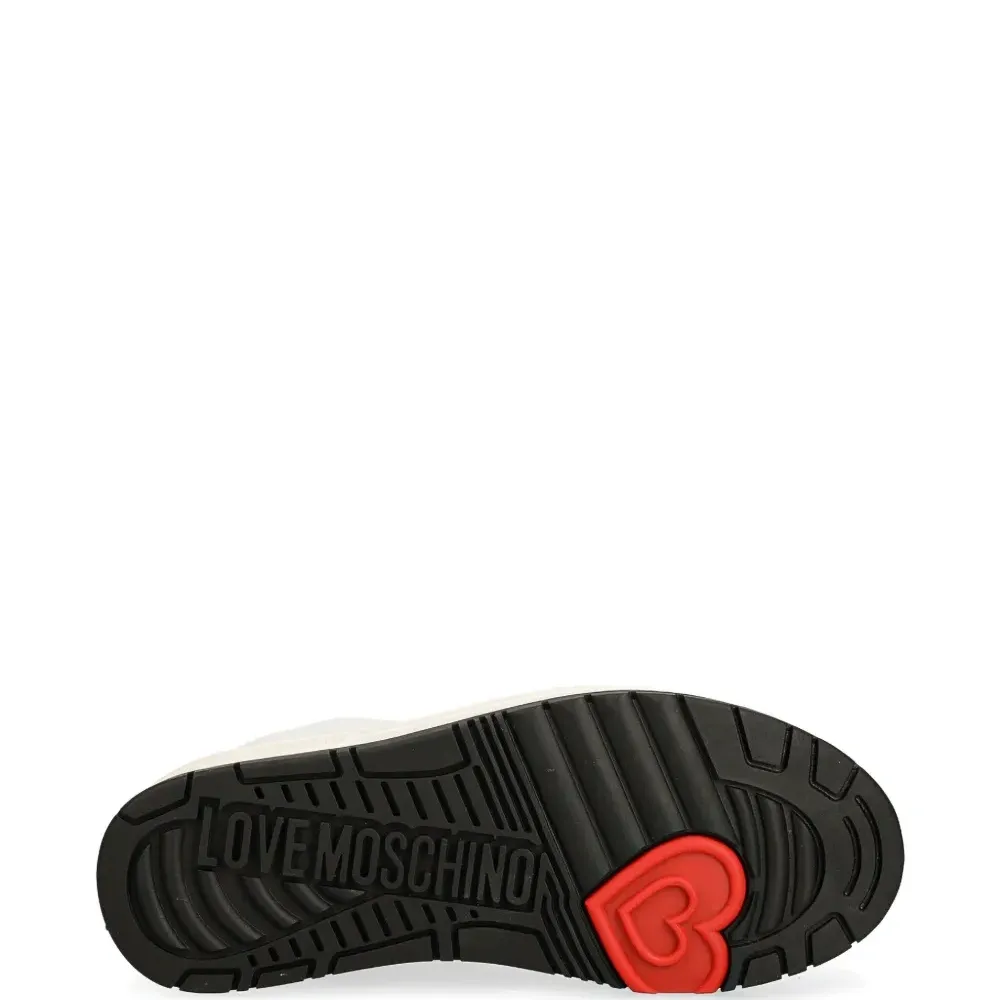 Кроссовки с логотипом