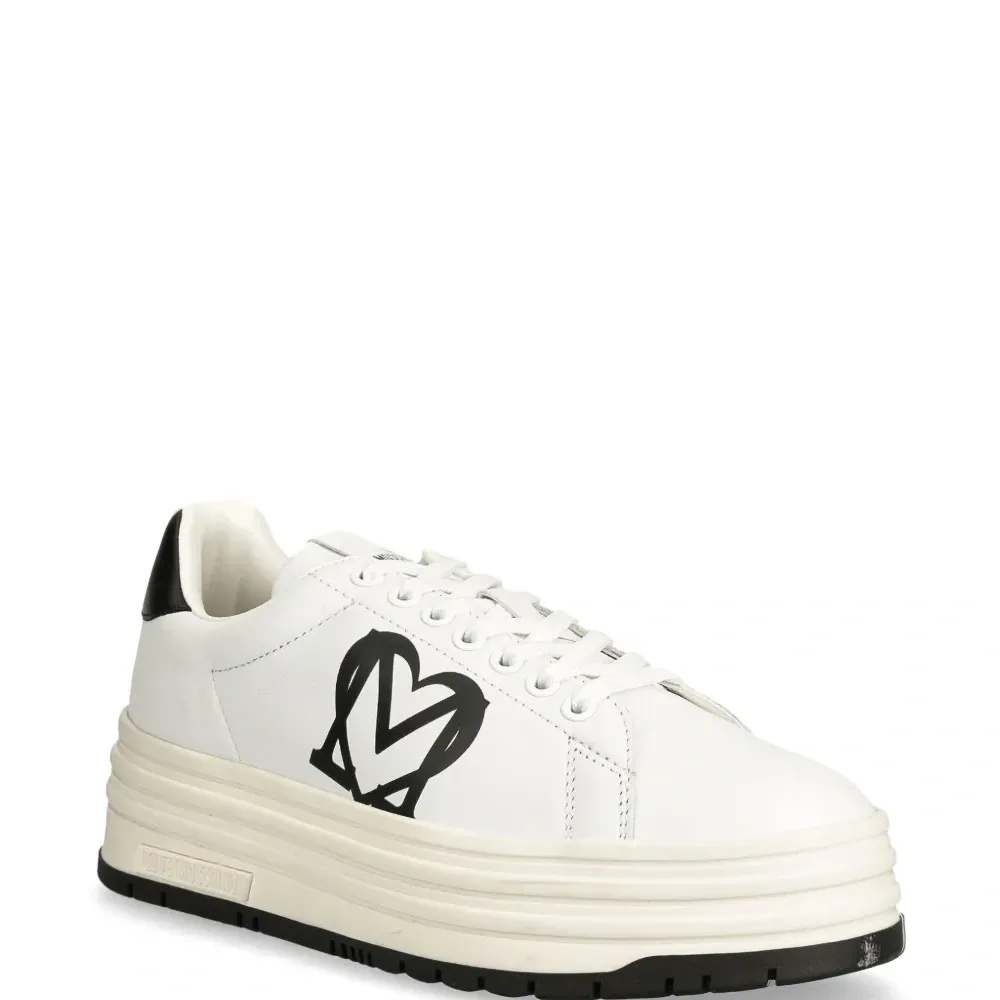 Кроссовки с логотипом