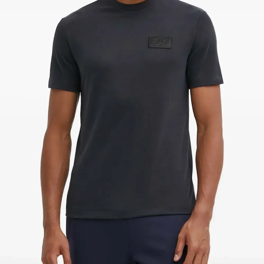 Футболка с нашивкой-логотипом