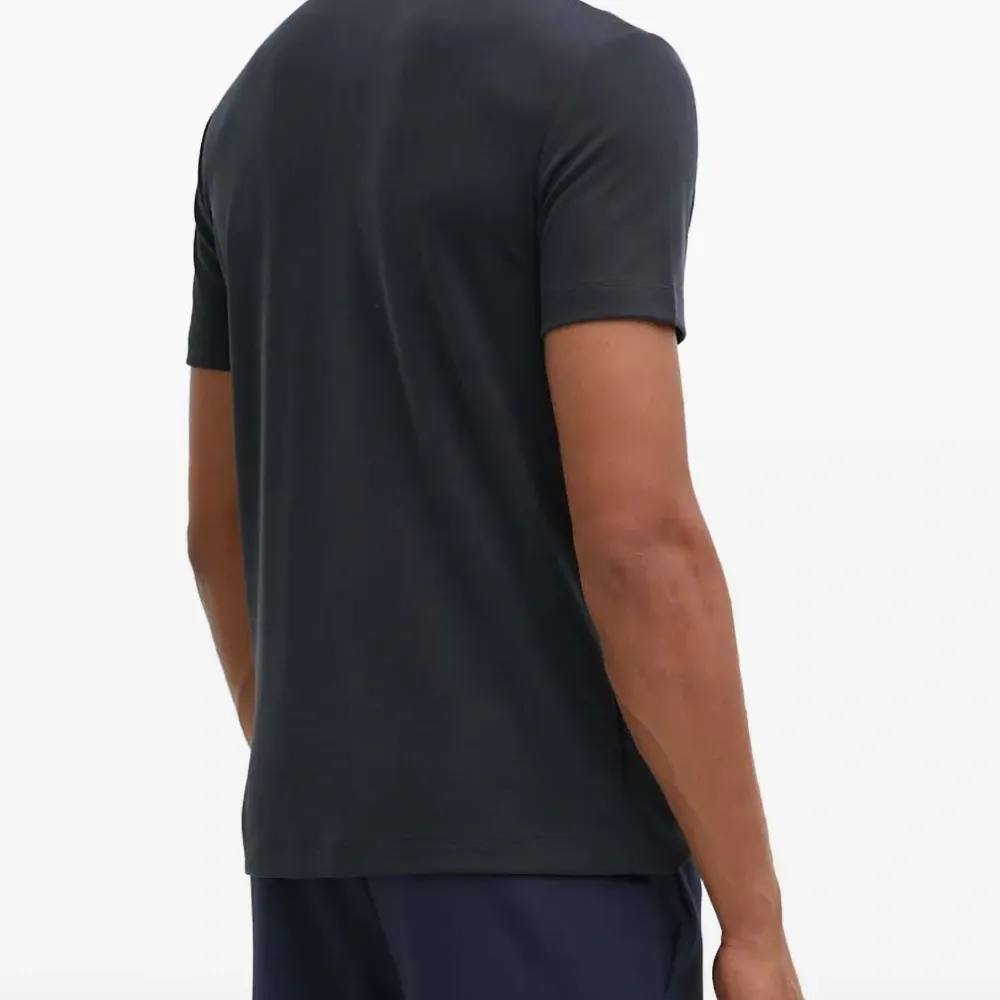 Футболка с нашивкой-логотипом