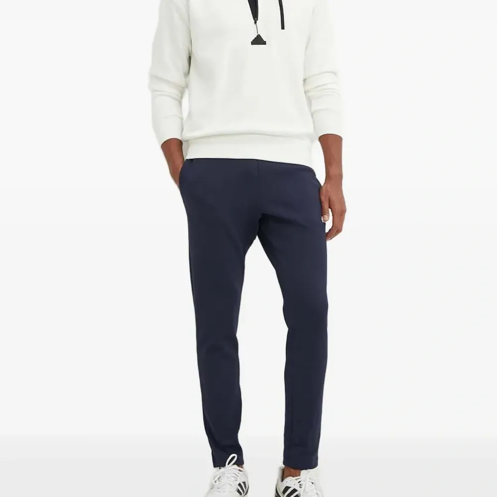 Футболка с нашивкой-логотипом