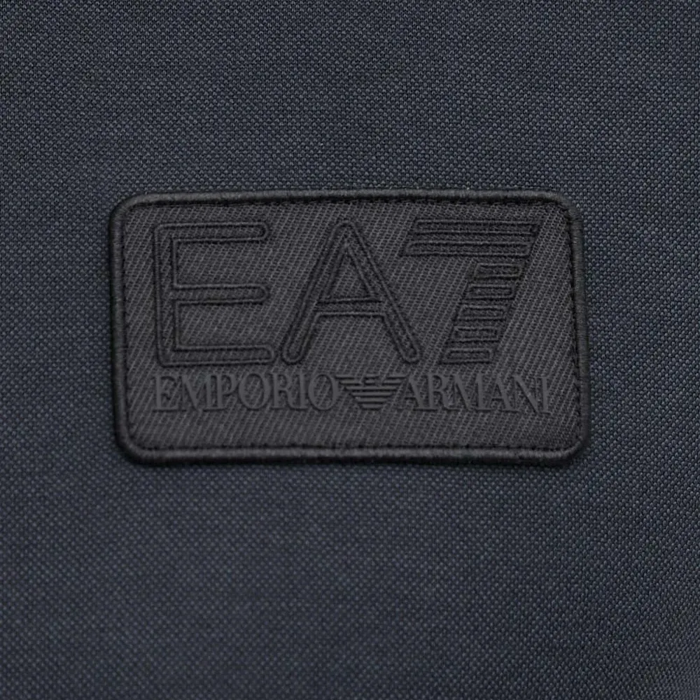 Футболка с нашивкой-логотипом