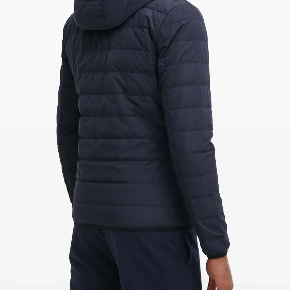 Стёганая куртка с капюшоном